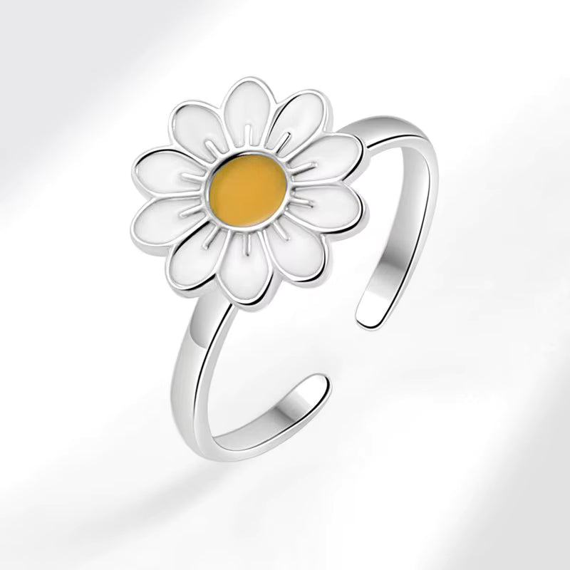 White Daisy Flower Ring ā Silver Plated Copper Adjustable Ring